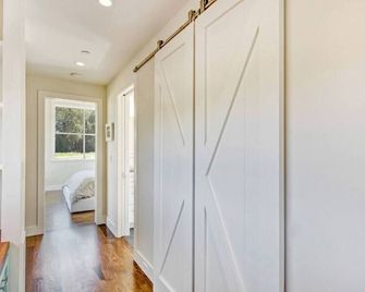 Sonoma-Napa Wine Country Retreat Surrounded By Vineyards, Views, & Privacy - Sonoma - Hallway