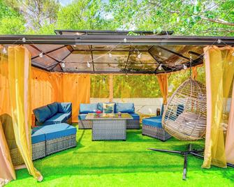 Hot Tub and Sauna Dewey Getaway with Community Perks - Prescott Valley - Innenhof