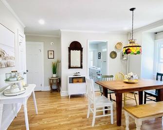 Watercolor Watchpoint - Long Beach - Dining room