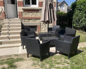 Charmant Gîte à Sepmes: Jardin Privé, Accès Wifi, Proche Châteaux de la Loire et Vignobles - FR-1-381-552 - Sepmes - Patio