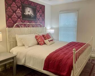 The Gatsby Getaway - A Charming 100-Year-Old Lakeside Retreat in Beaver Dam! - Beaver Dam - Ložnice