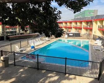 Garden Inn & Suites Oakland Airport - Oakland - Pool