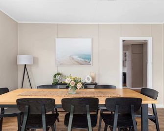 No Vew Coastal Accommodation - Close to beach - Free wifi - Big groups - Ducted - 펠리컨 포인트 - 다이닝룸