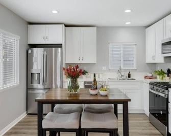 Leyla Pool Spa Min to Downtown Freeways Beaches - San Diego - Cocina