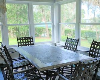 Kingsley Lake Home w wide lawn, dock, central air, 4 kayaks. Near Camp Blanding - Starke - Dining room