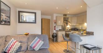 The Beach House & Porth Sands Apartments - Newquay - Kitchen