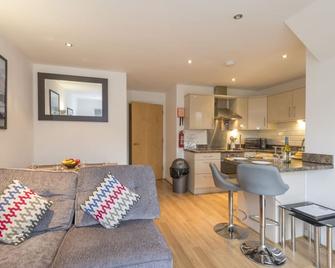 The Beach House & Porth Sands Apartments - Newquay - Kitchen