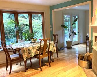 Leisurely storybook country house near town - 雷德蒙 - 餐廳