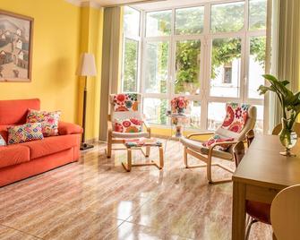 That impress patio overlooking mountains and the sound of water in the fountain - Chella - Sala de estar