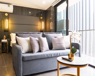 Recharge Studio Apartment & Suites - Singapur - Wohnzimmer