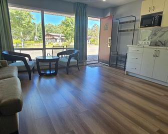 Arrowhead Inn by Baaman's - Huntsville - Living room