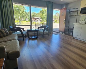 Arrowhead Inn by Baaman's - Huntsville - Living room