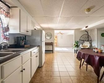 Twin Ridge Retreat - Port Royal - Kitchen