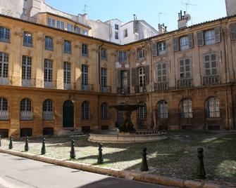 Logis au milieu des pins - Le Puy-Sainte-Réparade - Building