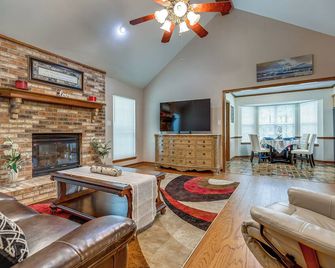 Dog-Friendly Alabama Retreat With Patio - Semmes - Living room