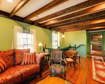 Victorian New Bern Vacation Rental In Downtown! - New Bern - Living room