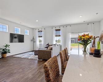 Wonder Lake Elegance: Serene 2br Townhome Retreat - Wonder Lake - Living room