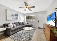 Lovely 1 bedroom - Just Beachy by PMI - Fort Lauderdale - Living room