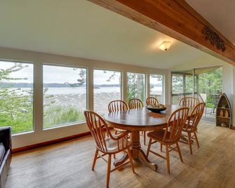 Cozy Beachouse View and Deck, Steps from Skagit Bay - La Conner - Jídelna