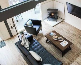 Newly renovated A-frame 5 Min walk to main street - Highlands - Living room