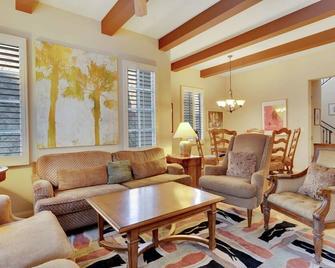 Enchanting Townhome Touching Santa Rosa Mountains - La Quinta - Living room