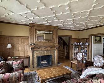 Historic Tudor with River Views & Fun Gaming Room - Davenport - Living room