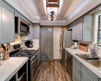 Emerald Point Cabin - Lake Front With Kayaks - Shreveport - Kitchen