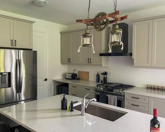 Spacious 3 Bdrm Retreat, Muskoka Room & Fireplace - Bracebridge - Kitchen