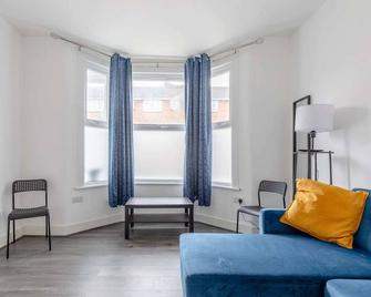 Spacious & Newly Renovated 4bd House East Ham! - London - Living room