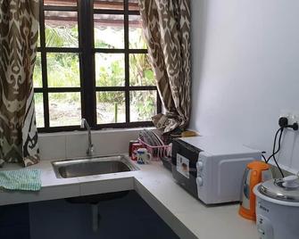 Mri Homestay Sg Buloh - Studio Unit With Chargeable Private Pool - Bandar Puncak Alam - Kitchen