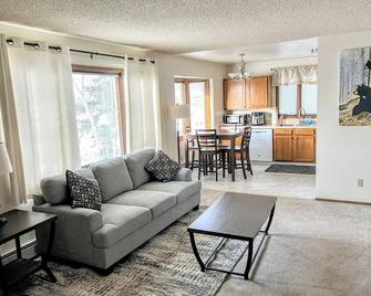 Bright & Spacious Downtown 2 Bedroom Apt w/ King bed! - Anchorage