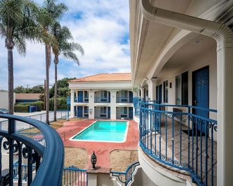 Lyfe Inn & Suites By Aga - Lax Airport - Inglewood - Parveke