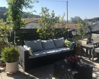 Roof terrace apartment, 2 bedrooms, sleeps 4 to 6, view of Ste VICTOIRE. - Aix-en-Provence - Uteplats