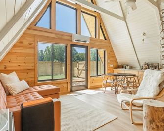 Scandi-Camp A-Frame, 2 kings, hot tub, pet-friendly, walk to town! By Modcabins - Black Mountain - Living room