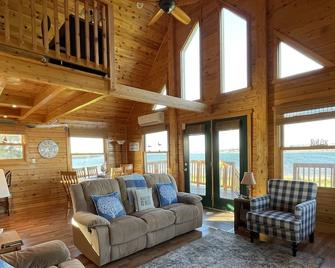 Water Front Log Cottage With Access To Outdoor Community Pool - Kensington - Living room