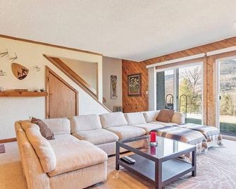 Spectacular Catskills 4 Bedroom Vacation Oasis- Gorgeous Hunter Mountain Views! - Hunter - Stue