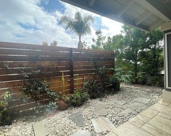 Discover a spotless, sun-filled studio, convenient base for business travelers. - Newport Beach