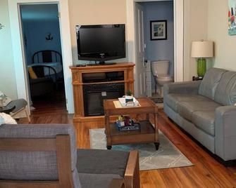 Charming Cottage in Lakeside close to Lake, Downtown & Central Park - Marblehead - Sala de estar