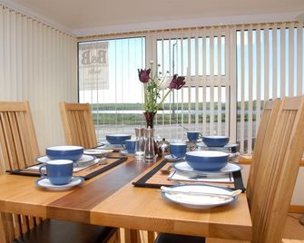 The Inn Guest House - كيركوال - غرفة طعام