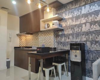 Chic And Cozy 2Br At Vida View Apartment - Makassar - Kitchen