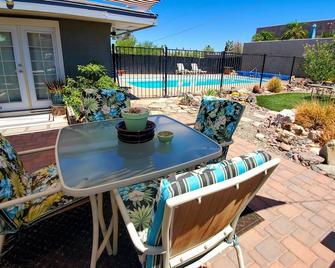 4 Mi to Beach Lake Havasu Apartment with Pool! - Lake Havasu City - Patio