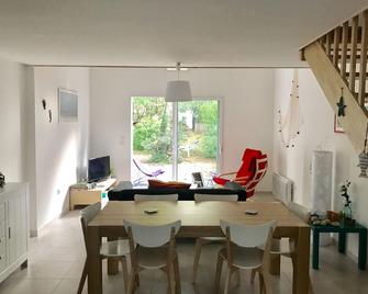 Longeville sur Mer / Le Rocher / New house bordering the forest - Longeville-sur-Mer - Salle à manger