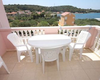 One bedroom apartment with terrace and sea view Cove Soline, Dugi otok (A-448-e) - Veli Rat - Balcony