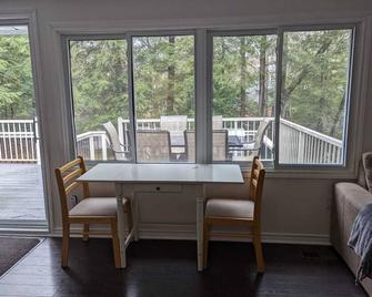 Family friendly cozy cottage on the river. Dogs welcome! - Bobcaygeon - Dining room