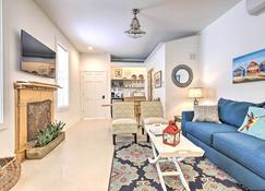 Walk to Beach from Chic Old Town Apartment with Yard - Bay Saint Louis - Living room