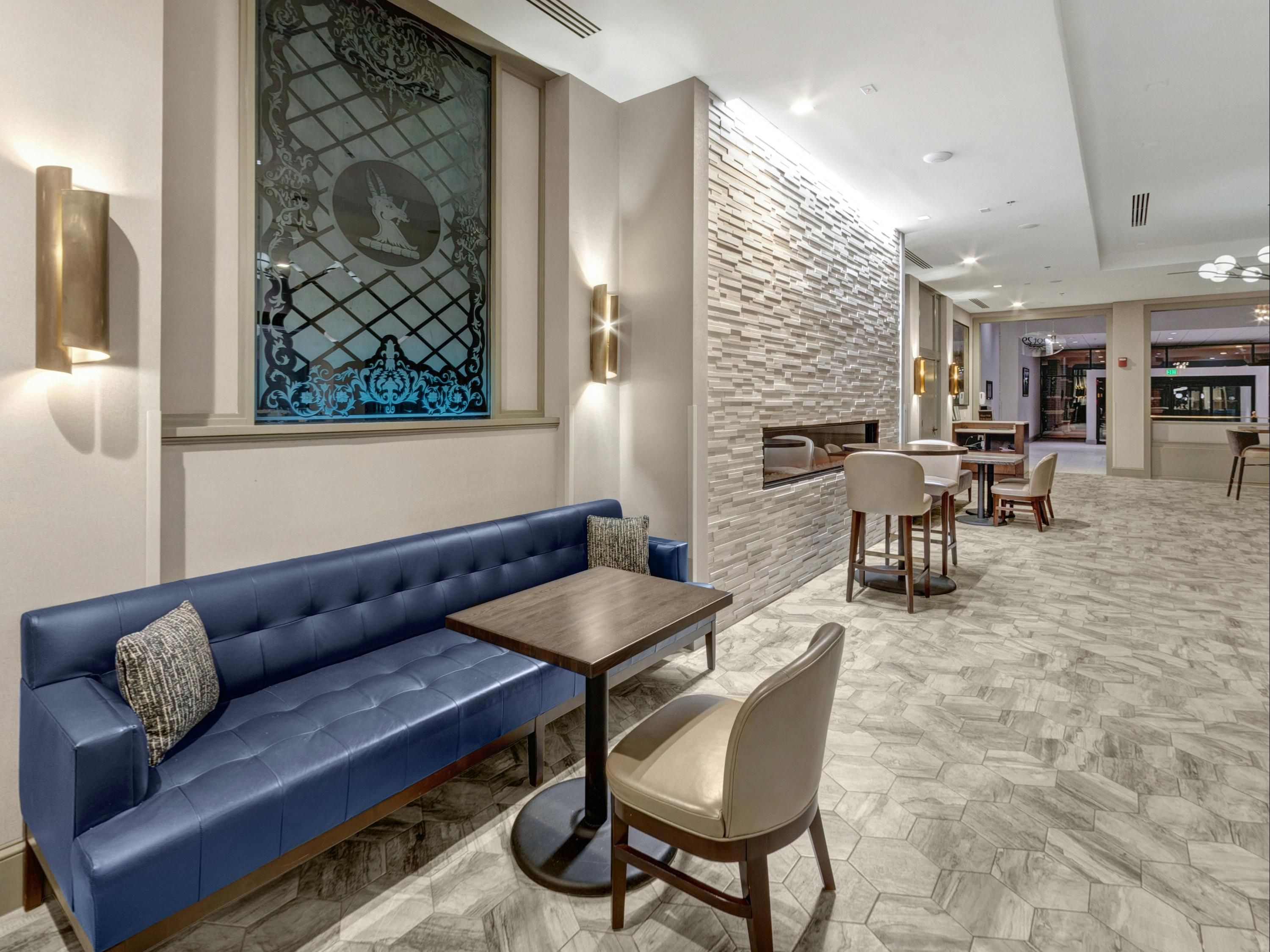 DoubleTree by Hilton Charlottesville - Charlottesville - Lounge