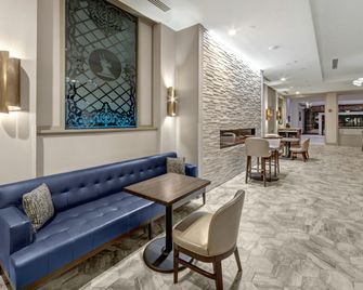 DoubleTree by Hilton Charlottesville - Charlottesville - Lounge