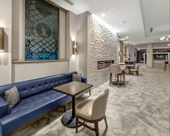 DoubleTree by Hilton Charlottesville - Charlottesville - Lounge