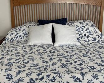 All season cottage with sauna overlooking the private beach on Lake Superior - Washburn - Bedroom