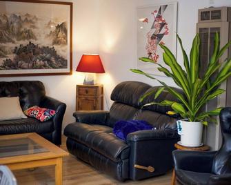 Unique, small apartment close to everything! - Champaign - Living room